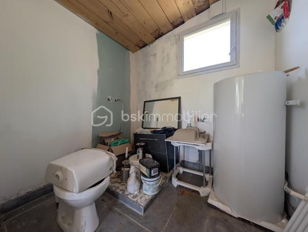 Situé sur la commune de Bricquebec-en-Cotentin, cette charmante maison en Pierre de 57,98 m² habitable offre un beau potentiel d'aménagement sur une parcelle de 565 m².

Partiellement rénover depuis fin 2019, elle se compose au rez-de-chaussée d'une entrée, d'un séjour lumineux, d'une cuisine non aménagée et non équipée ainsi que d'une pièce d'eau.
A l'étage vous découvrirez une chambre pleine de charme avec ses belles poutres apparentes en bois, à l'extérieur vous profiterez d'une agréable terrasse, d'une belle exposition ainsi que de 3 abris de jardin offrant de nombreuses possibilités de stockage ou d'aménagement.

- Maison en pierre pleine de caractère
- Toiture en tuile
- Assainissement par fosses septiques
- Terrain de 565 m²
- Belle orientation
- Quelques travaux déjà engagés depuis fin 2019

Cette maison constitue une excellente opportunité pour un investisseur un primo excédent où toute personne souhaitant créer un intérieur à son image.
Laisser libre cours à votre imagination et révéler tout le potentiel de ce bien !