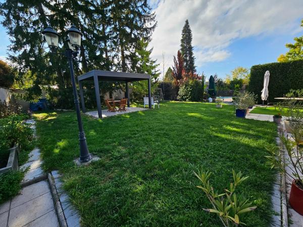 Maison de caractère 223 m² Puy-Guillaume proche des commodités