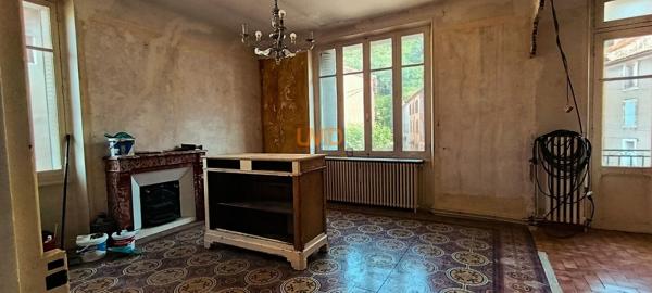 Maison de village individuelle - 5 Chambres - Garage et Atelier