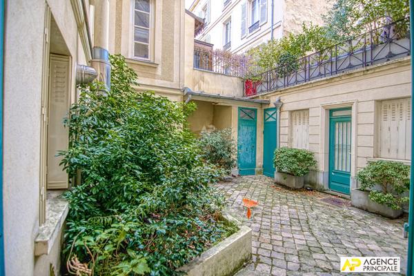 Versailles Notre-Dame Boulevard de la Reine Bureaux 2 pièces 55 m² carrez 465 000 € **  - Référence  28066
