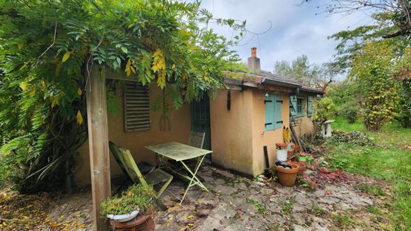Maisonnette refuge de 2 chambres, dans un écrin végétal proche des commodités, doublée d'un potentiel de division parcellaire