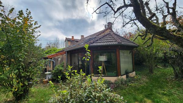 Maisonnette refuge de 2 chambres, dans un écrin végétal proche des commodités, doublée d'un potentiel de division parcellaire