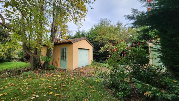 Maisonnette refuge de 2 chambres, dans un écrin végétal proche des commodités, doublée d'un potentiel de division parcellaire