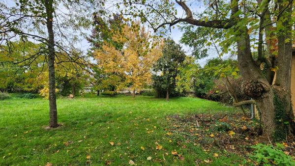 Maisonnette refuge de 2 chambres, dans un écrin végétal proche des commodités, doublée d'un potentiel de division parcellaire