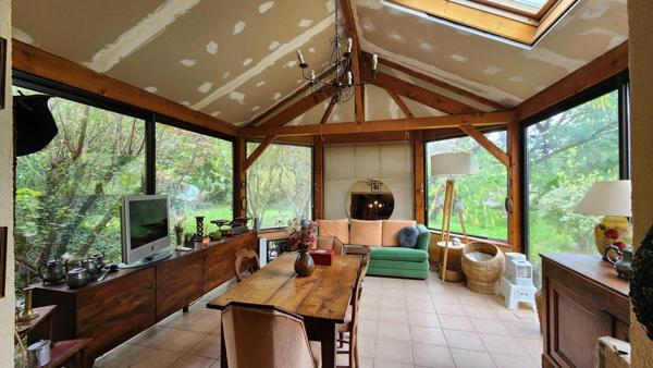 Maisonnette refuge de 2 chambres, dans un écrin végétal proche des commodités, doublée d'un potentiel de division parcellaire