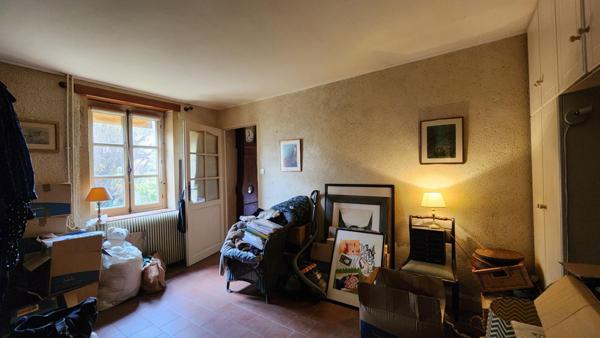 Maisonnette refuge de 2 chambres, dans un écrin végétal proche des commodités, doublée d'un potentiel de division parcellaire