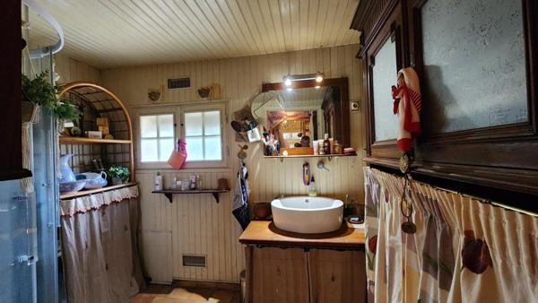 Maisonnette refuge de 2 chambres, dans un écrin végétal proche des commodités, doublée d'un potentiel de division parcellaire