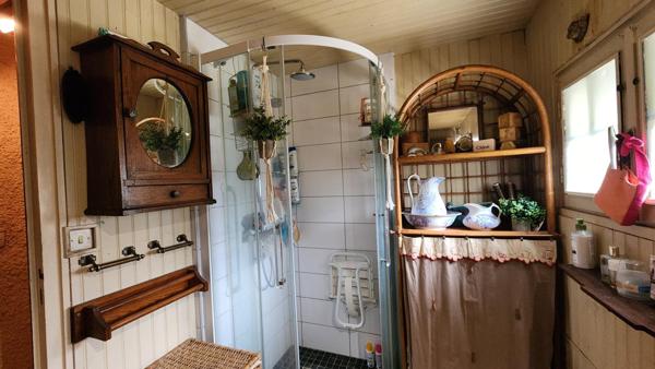 Maisonnette refuge de 2 chambres, dans un écrin végétal proche des commodités, doublée d'un potentiel de division parcellaire