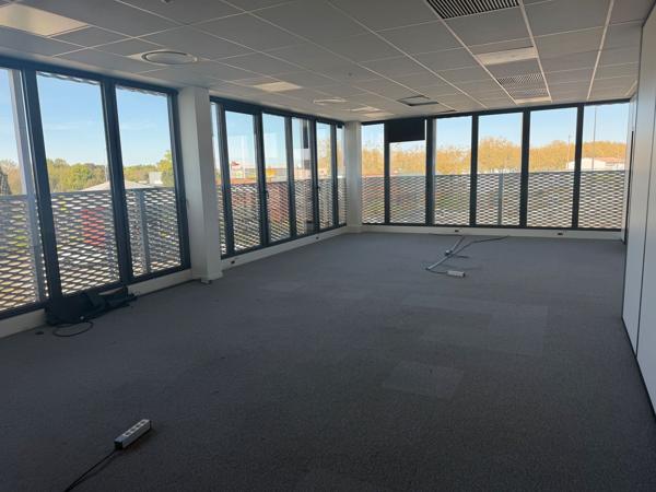 Bureaux neufs à louer à Bordeaux avec terrasse partagée végétalisée
