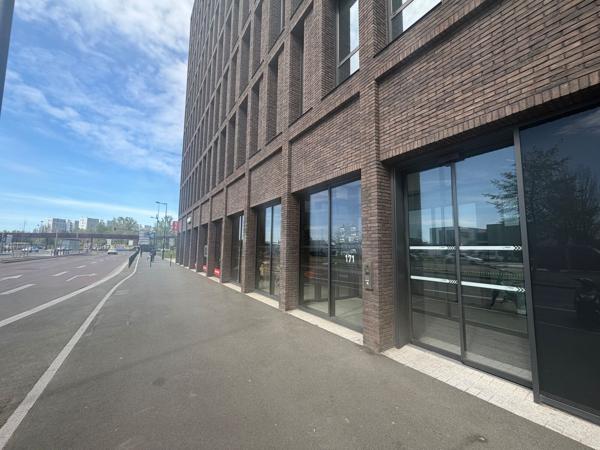 Bureaux neufs à louer à Bordeaux avec terrasse partagée végétalisée