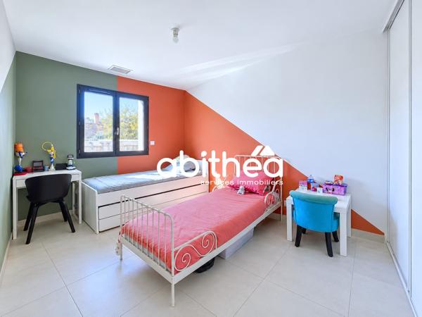 VILLA PLAIN-PIED – 84 M² – 3 FACES – 4 PIÈCES – 3 CHAMBRES – JARDIN – GARAGE – RE 2020 – MARAUSSAN
