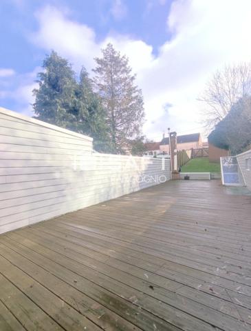 Immeuble comprenant habitation + local commercial + extérieur