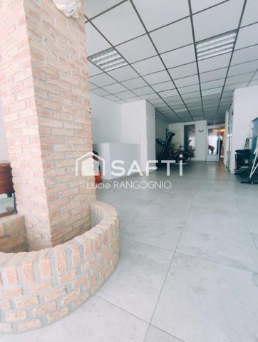 Immeuble comprenant habitation + local commercial + extérieur