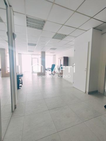 Immeuble comprenant habitation + local commercial + extérieur