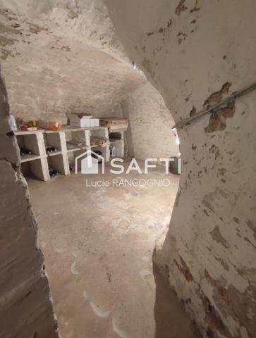 Immeuble comprenant habitation + local commercial + extérieur