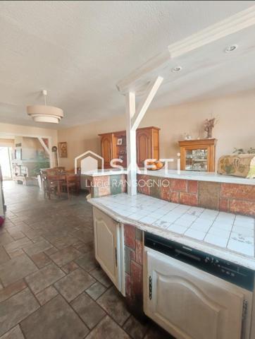 Immeuble comprenant habitation + local commercial + extérieur