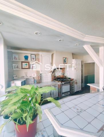 Immeuble comprenant habitation + local commercial + extérieur