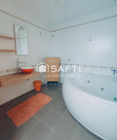 Immeuble comprenant habitation + local commercial + extérieur