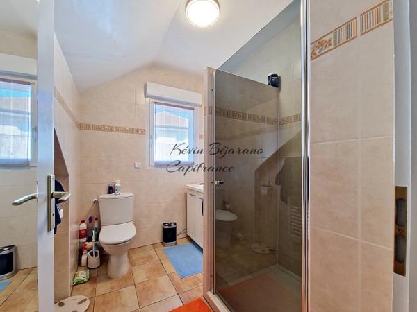 REIGNIER-ÉSERY – Maison mitoyenne 105 m² – 3 chambres – jardin – double garage