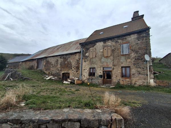 Vèze (15160) CORPS DE FERME avec terrain