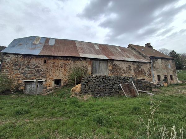 Vèze (15160) CORPS DE FERME avec terrain