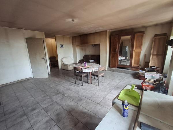 Vèze (15160) CORPS DE FERME avec terrain