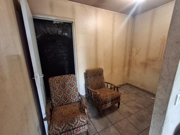 Vèze (15160) CORPS DE FERME avec terrain