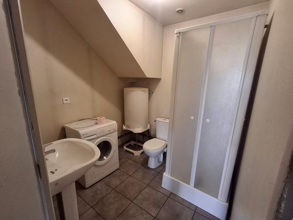 Vèze (15160) CORPS DE FERME avec terrain