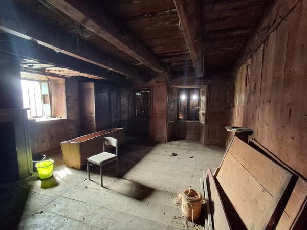 Vèze (15160) CORPS DE FERME avec terrain