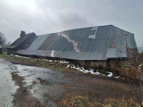 Vèze (15160) CORPS DE FERME avec terrain