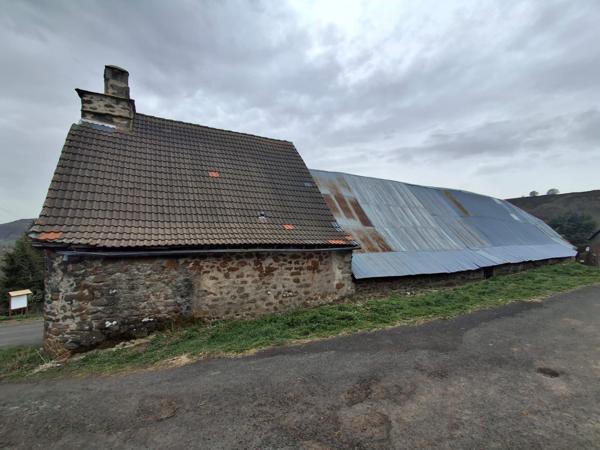 Vèze (15160) CORPS DE FERME avec terrain