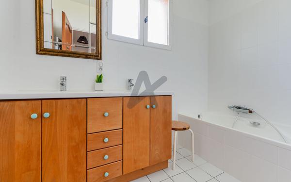 SAINTE-FOY-LÈS-LYON — MAISON FAMILIALE — 166 M² — 5/6 CHAMBRES — TERRAIN 1 221 M²