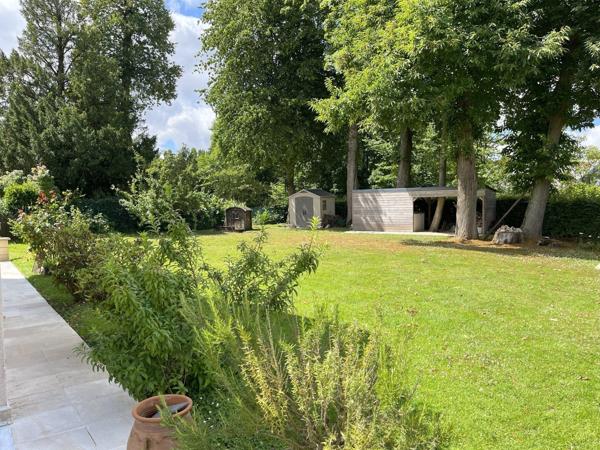 MAISON FAMILIALE AVEC UN JARDIN PLAT ET ARBORE DE 1250 M2
