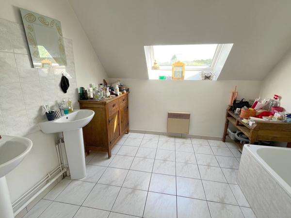 MAISON FAMILIALE AVEC UN JARDIN PLAT ET ARBORE DE 1250 M2