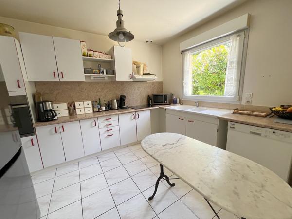 MAISON FAMILIALE AVEC UN JARDIN PLAT ET ARBORE DE 1250 M2