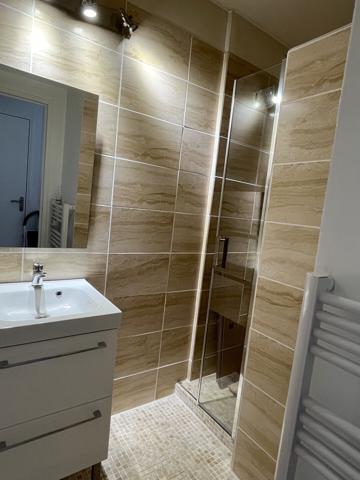 MAISON FAMILIALE AVEC UN JARDIN PLAT ET ARBORE DE 1250 M2