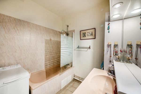 Agréable appartement 2p, 46,5 m² traversant, calme et lumineux.