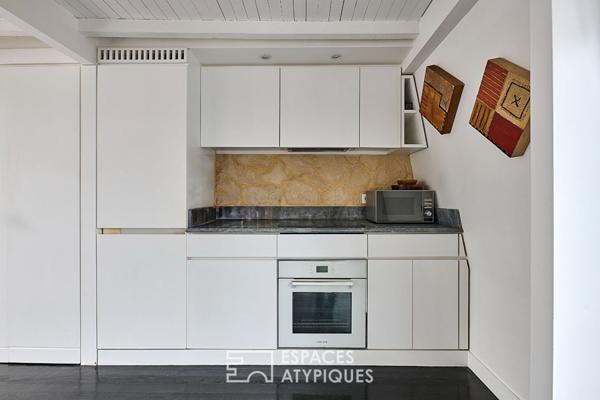 Ancien atelier d’artiste traversant en dernier étage avec vue Sacré Coeur