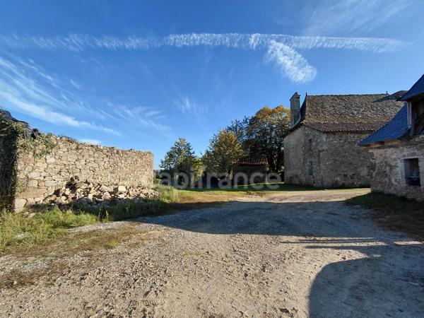 Maison de Maître du XVIIIe siècle avec dépendances et terrain de plus de 3 hectares – Puycapel (15)