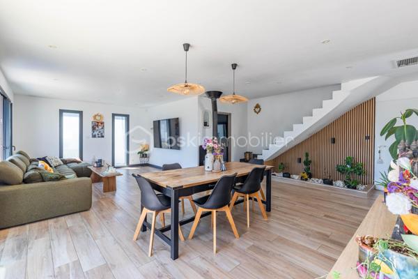 Maison R+1 de 2018 idéalement située dans un secteur calme et recherché.
Au rez-de-chaussée, elle se compose d’une entrée avec placard, d’un WC indépendant, d’un accès direct au garage, ainsi que d’un spacieux salon-séjour lumineux accompagné d’une cuisine fonctionnelle. Vous trouverez également une suite parentale avec salle d’eau et dressing, offrant un véritable espace nuit de plain-pied.
À l’étage, la maison dispose de deux chambres spacieuses avec placards, d’une salle de bain et d’un WC indépendant.
Un grand garage avec mezzanine vient compléter ce bien, offrant un espace de rangement supplémentaire.
Côté extérieur, vous profiterez d’un jardin facile d’entretien, d’une agréable terrasse ainsi que d’une piscine 7 x 3, idéale pour les beaux jours.
Extension possible.
Une maison fonctionnelle et agréable à vivre, à découvrir sans tarder.