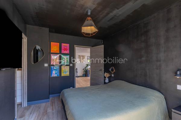 Maison R+1 de 2018 idéalement située dans un secteur calme et recherché.
Au rez-de-chaussée, elle se compose d’une entrée avec placard, d’un WC indépendant, d’un accès direct au garage, ainsi que d’un spacieux salon-séjour lumineux accompagné d’une cuisine fonctionnelle. Vous trouverez également une suite parentale avec salle d’eau et dressing, offrant un véritable espace nuit de plain-pied.
À l’étage, la maison dispose de deux chambres spacieuses avec placards, d’une salle de bain et d’un WC indépendant.
Un grand garage avec mezzanine vient compléter ce bien, offrant un espace de rangement supplémentaire.
Côté extérieur, vous profiterez d’un jardin facile d’entretien, d’une agréable terrasse ainsi que d’une piscine 7 x 3, idéale pour les beaux jours.
Extension possible.
Une maison fonctionnelle et agréable à vivre, à découvrir sans tarder.