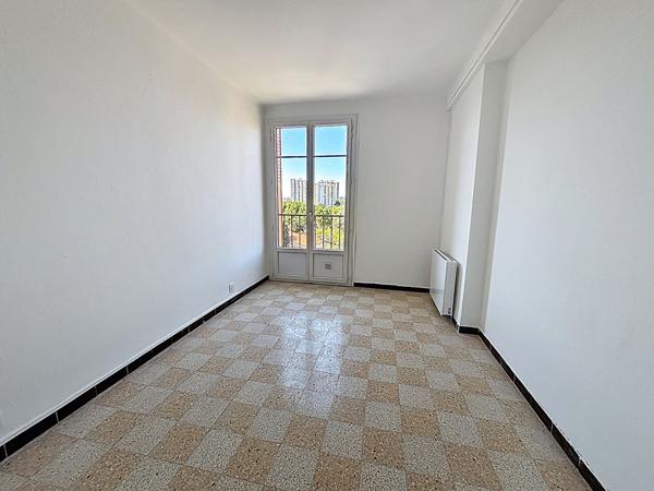 Appartement type 3 - 57.28 m² au dernier étage avec vue dégagée, parking, cave, ascenseur, traversant 13011