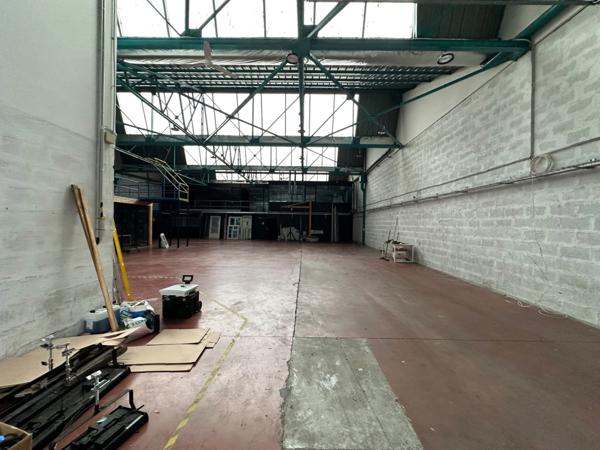 Local d'activité à louer VILLEURBANNE (69), d'une surface totale de 994 m² dont 324 m² de bureaux et 610 m² de stockage, idéalement situé à proximité immédiate du boulevard périphérique.