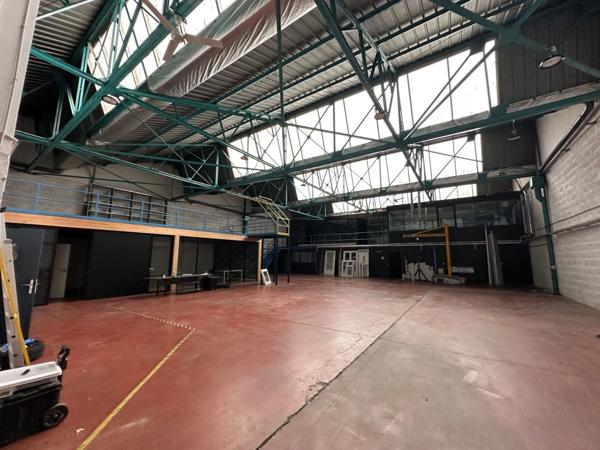 Local d'activité à louer VILLEURBANNE (69), d'une surface totale de 994 m² dont 324 m² de bureaux et 610 m² de stockage, idéalement situé à proximité immédiate du boulevard périphérique.