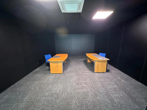 Local d'activité à louer VILLEURBANNE (69), d'une surface totale de 994 m² dont 324 m² de bureaux et 610 m² de stockage, idéalement situé à proximité immédiate du boulevard périphérique.