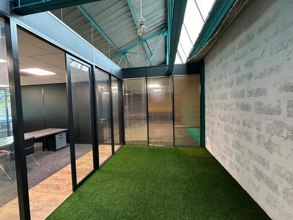 Local d'activité à louer VILLEURBANNE (69), d'une surface totale de 994 m² dont 324 m² de bureaux et 610 m² de stockage, idéalement situé à proximité immédiate du boulevard périphérique.