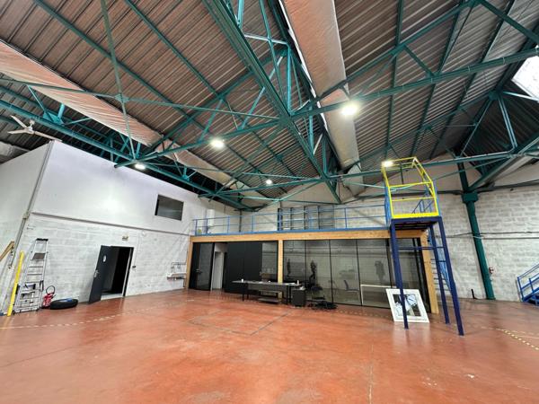 Local d'activité à louer VILLEURBANNE (69), d'une surface totale de 994 m² dont 324 m² de bureaux et 610 m² de stockage, idéalement situé à proximité immédiate du boulevard périphérique.