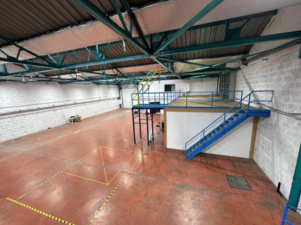Local d'activité à louer VILLEURBANNE (69), d'une surface totale de 994 m² dont 324 m² de bureaux et 610 m² de stockage, idéalement situé à proximité immédiate du boulevard périphérique.