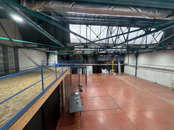 Local d'activité à louer VILLEURBANNE (69), d'une surface totale de 994 m² dont 324 m² de bureaux et 610 m² de stockage, idéalement situé à proximité immédiate du boulevard périphérique.