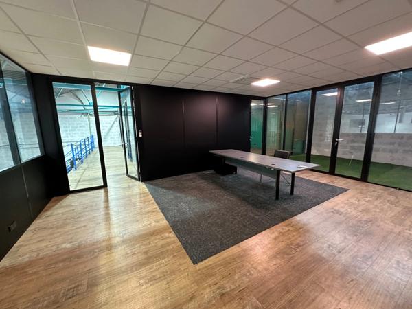 Local d'activité à louer VILLEURBANNE (69), d'une surface totale de 994 m² dont 324 m² de bureaux et 610 m² de stockage, idéalement situé à proximité immédiate du boulevard périphérique.